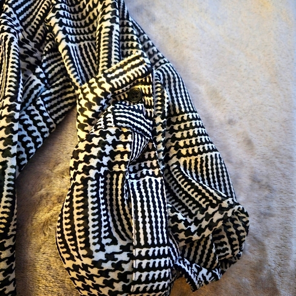 Express Portofino - Black and White Button-Up Blouse - Picture 3 of 5